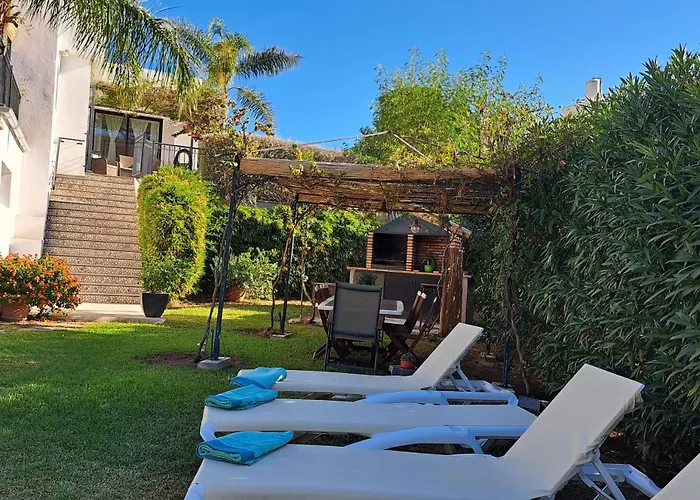 Pool-side Chic In Beautiful Countryside