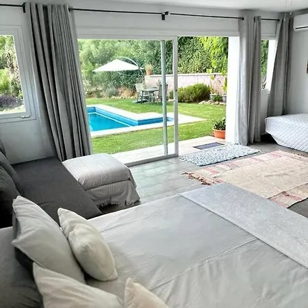 Pool-side Chic In Beautiful Countryside فيلة
