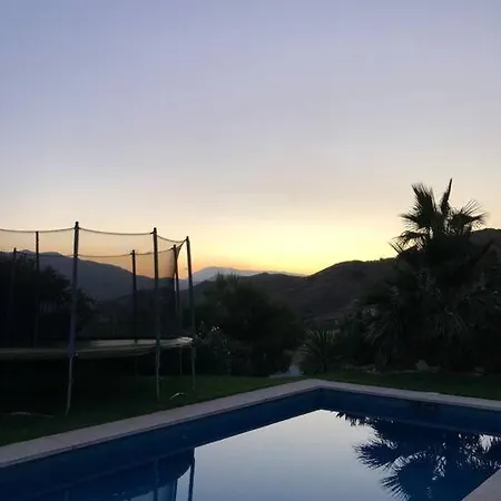 Pool-side Chic In Beautiful Countryside *